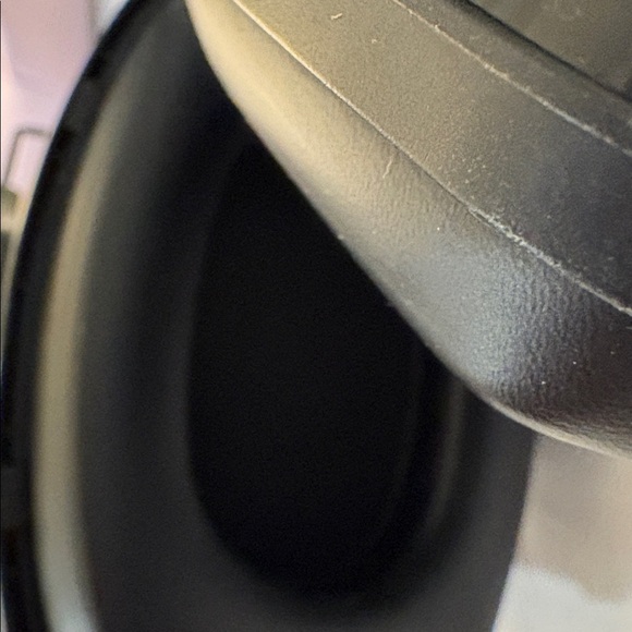 Howard Leight Black Noise-Cancelling Headphones - Picture 6 of 8